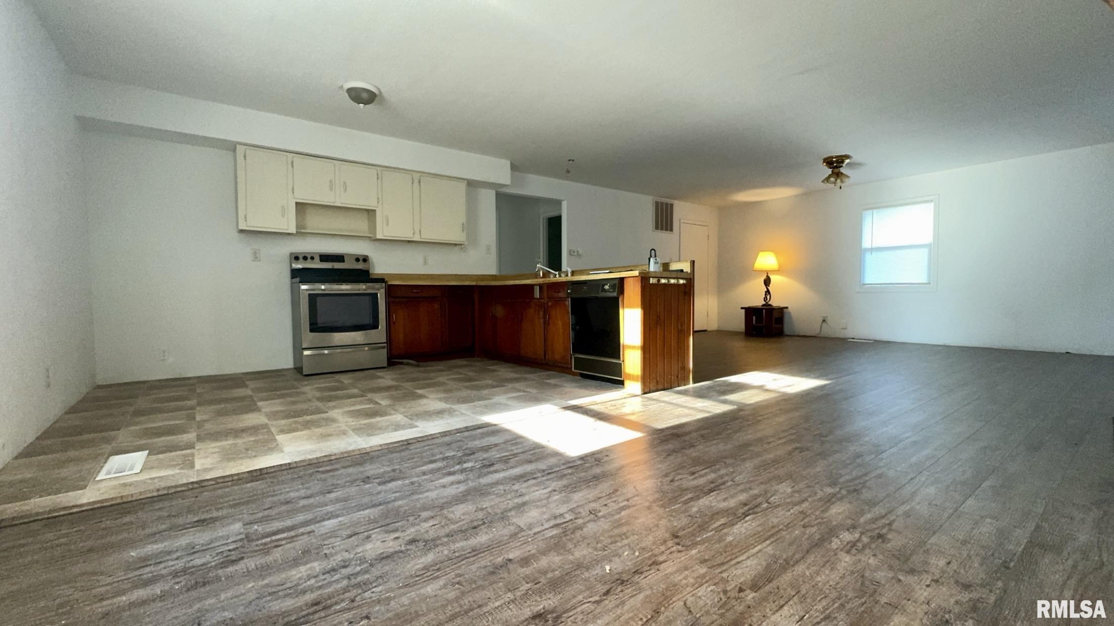 724 Division Street Benton, IL 62812 - Photo 7 of 16