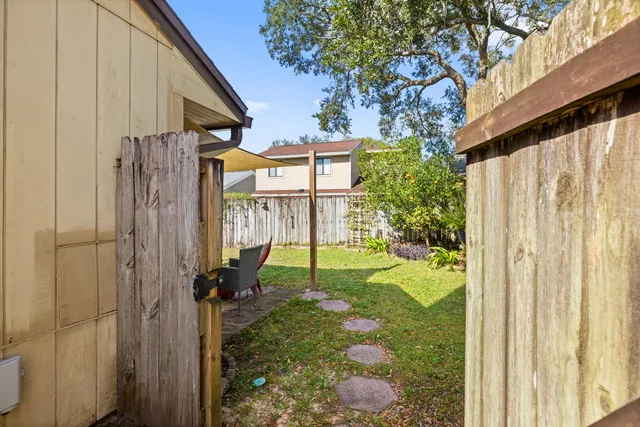 a view of a backyard