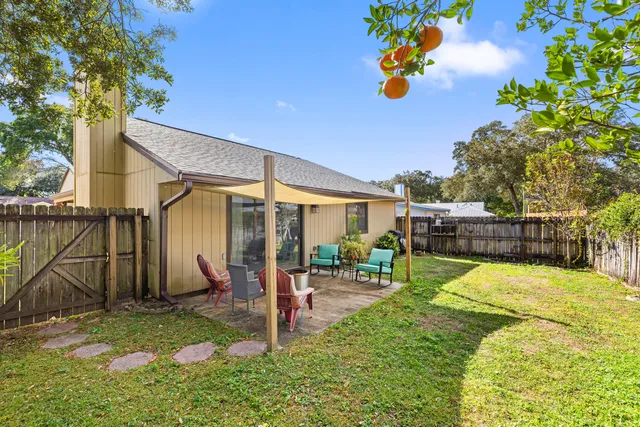 a view of a backyard