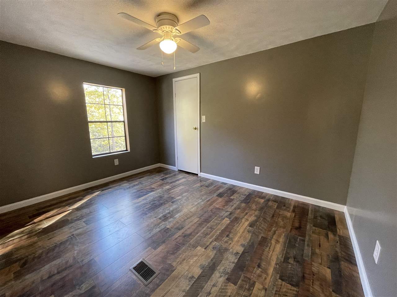 1655 Poplar Springs Road Savannah, TN 38372 - Photo 4 of 18 Gallery Image 4