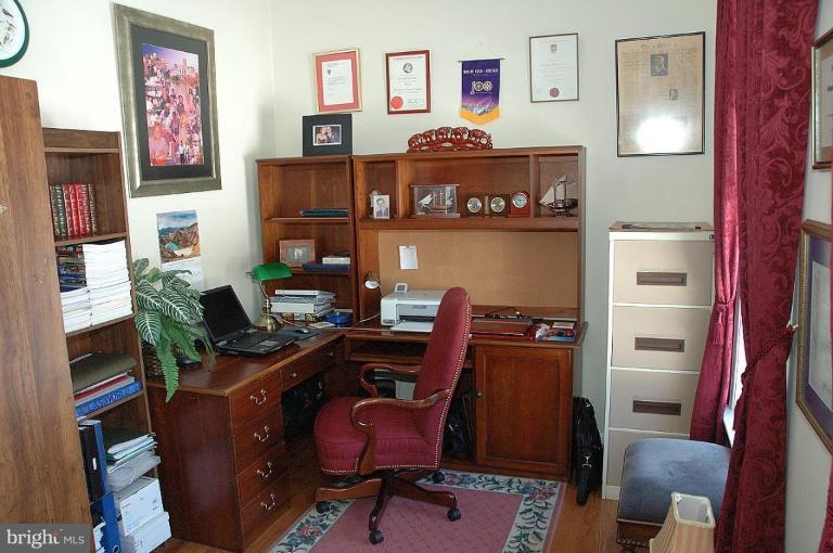 4413 Nuttall Road Fairfax, VA 22032 - Photo 22 of 26 Library