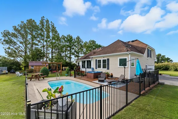 $575,000 | 102 Bayshore Court, Maple, NC 27956