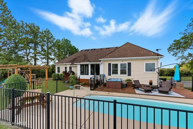 $585,000 | 102 Bayshore Court, Maple, NC 27956