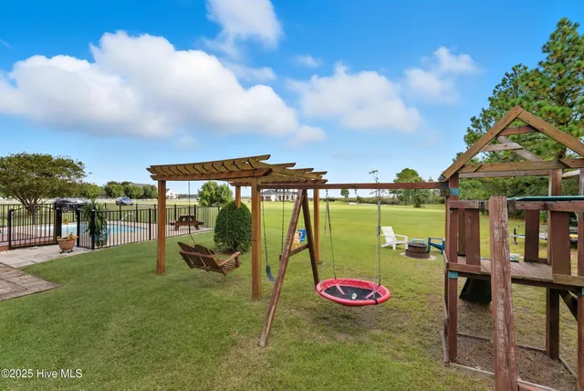 $585,000 | 102 Bayshore Court, Maple, NC 27956