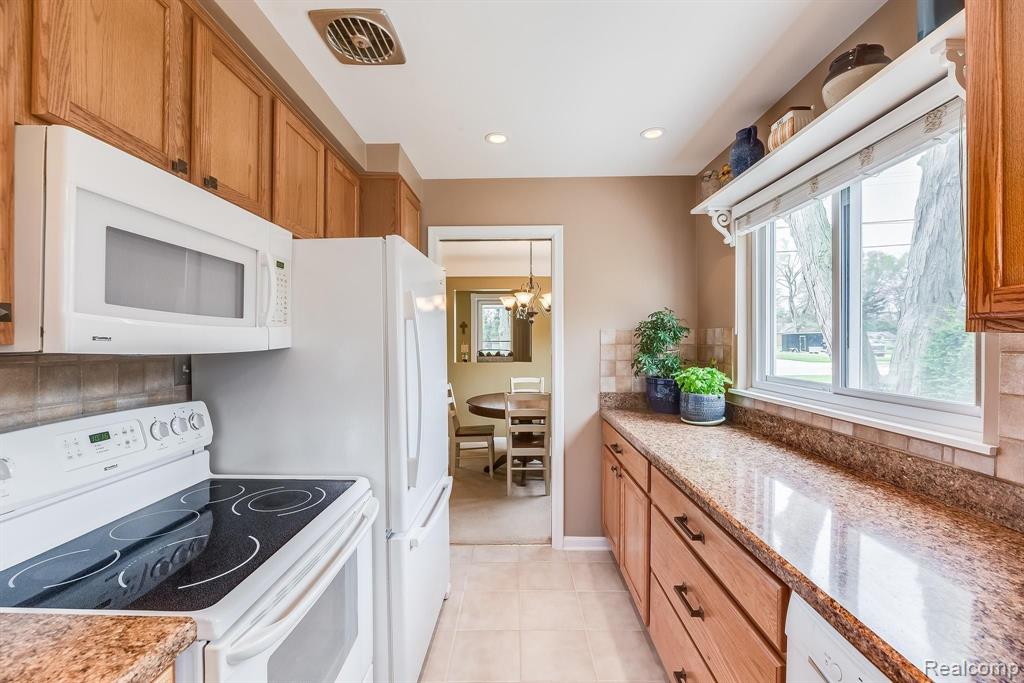 1238 Massoit Road Clawson, MI 48017 - Photo 8 of 20