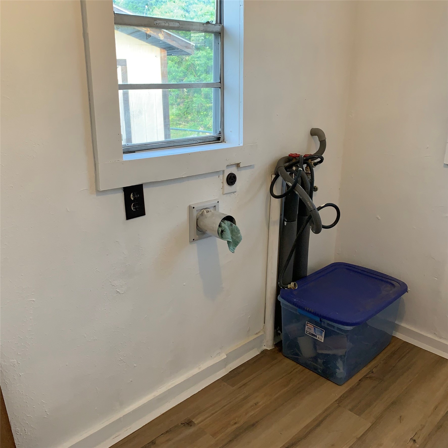 324 Persimmon Road Onalaska, TX 77360 - Photo 30 of 41 a room with a window