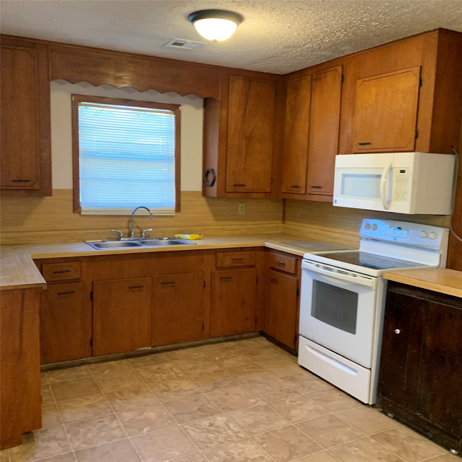 324 Persimmon Road Onalaska, TX 77360 - Photo 9 of 41 a kitchen with stainless steel appliances granite countertop a stove a sink and a microwave