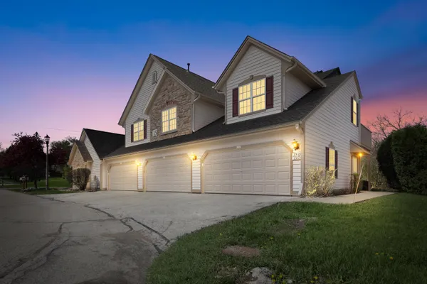 $300,000 | 2337 West Vista Bella Drive, Oak Creek, WI 53154