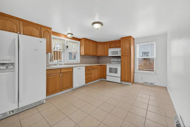 $284,900 | 153 Otrobando Avenue, Norwich, CT 06360