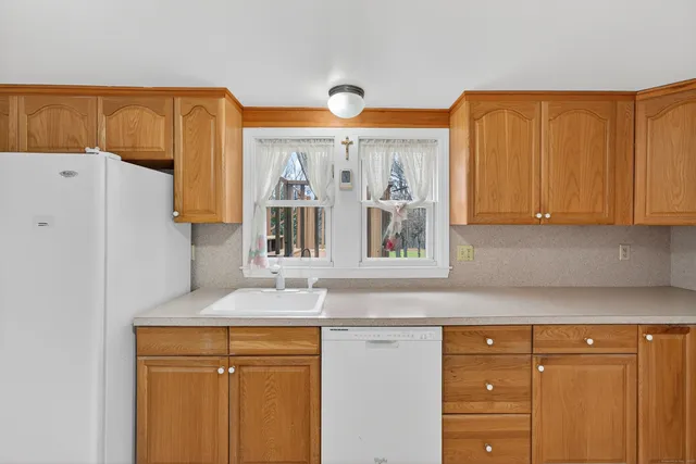 $284,900 | 153 Otrobando Avenue, Norwich, CT 06360