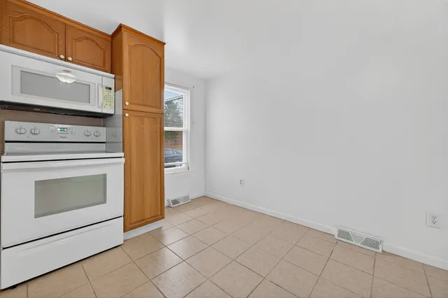 $284,900 | 153 Otrobando Avenue, Norwich, CT 06360