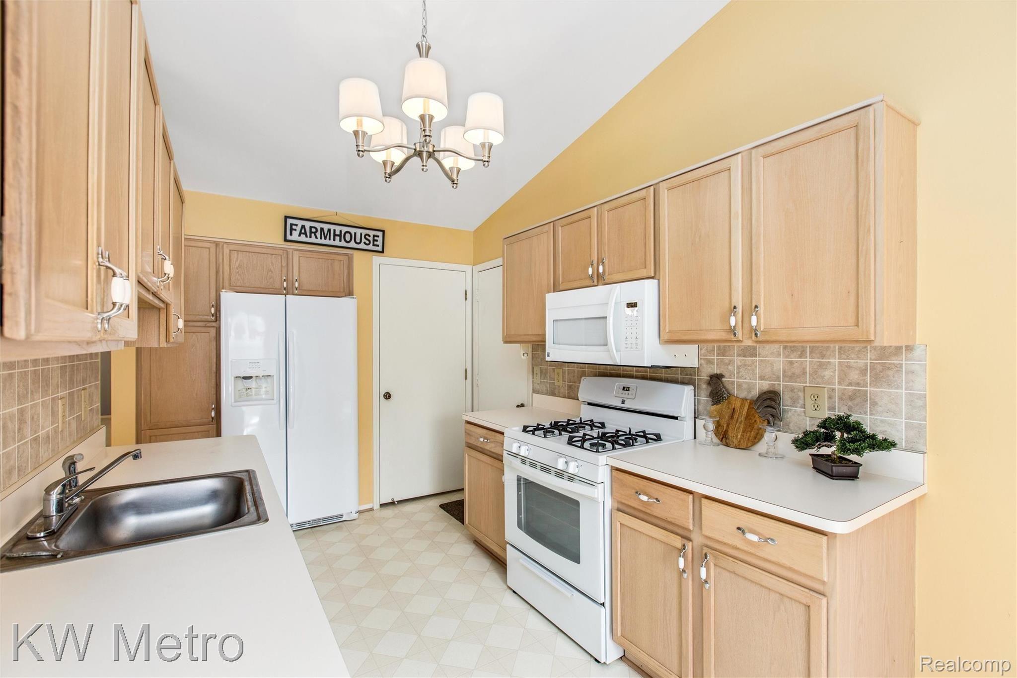 30 Pine Tree Ridge, Unit 1 Waterford, MI 48327 - Photo 11 of 28 kitchen