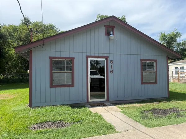 $1,400 | 516 Battlebell Road, Highlands, TX 77562