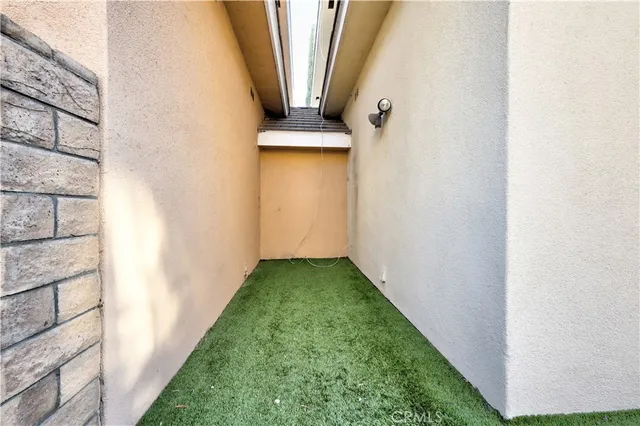 a view of an house with backyard and a garden