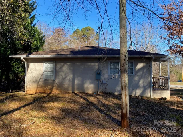 a view of a entrance gate of the house
