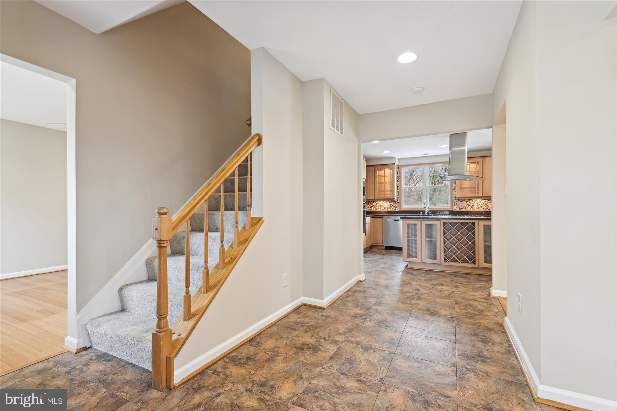 1904 Ridgewood Road Hanover, MD 21076 - Photo 5 of 77 Entry/Foyer
