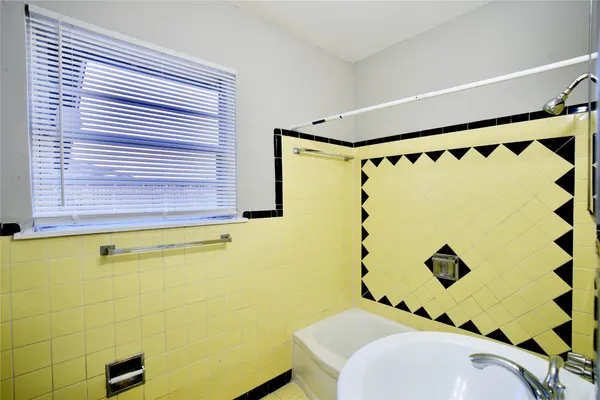 $1,625 | 8733 Robindell Drive, Houston, TX 77074