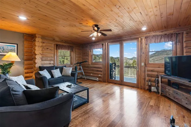 a view of livingroom with furniture