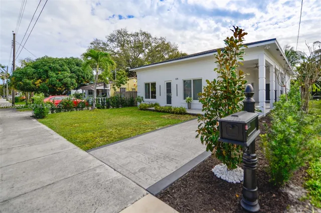 $5,500 | 635 Southwest 9th Street, Hallandale Beach, FL 33009