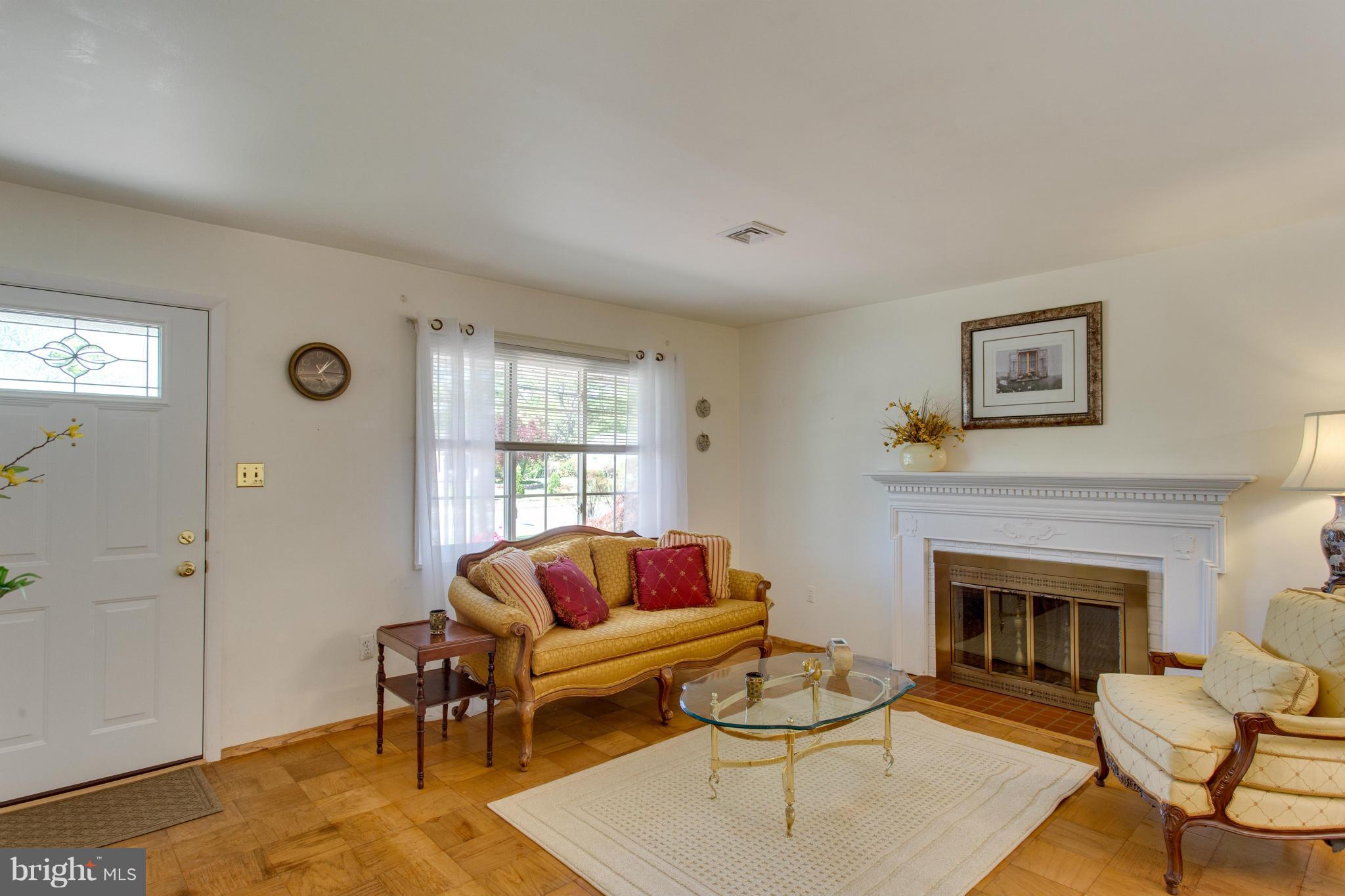 4007 Braddock Road Alexandria, VA 22312 - Photo 6 of 28 Living Room