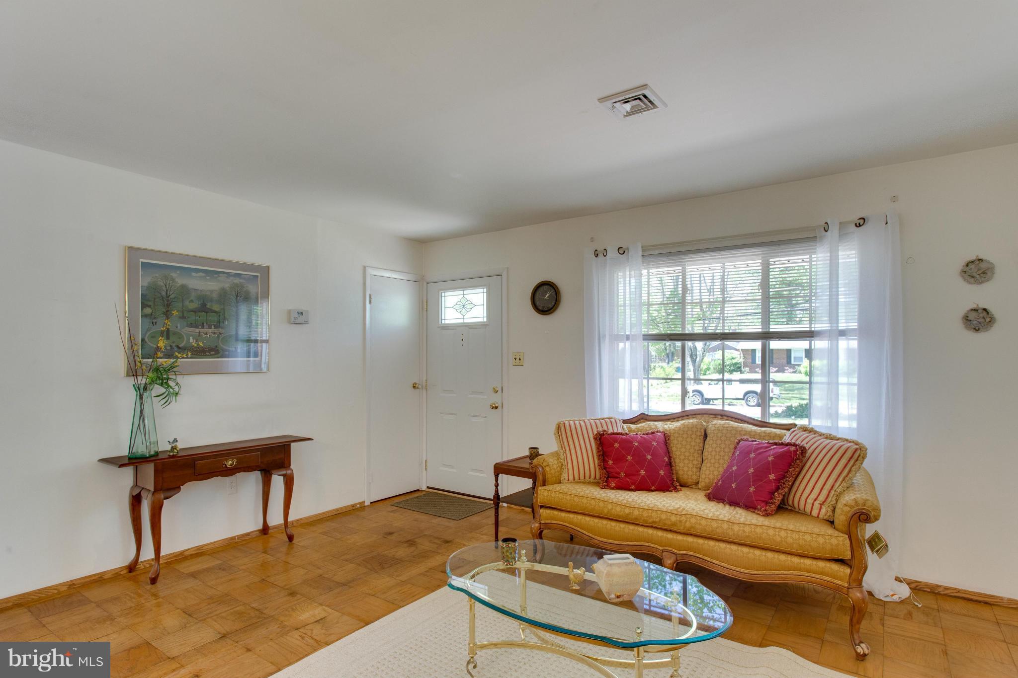 4007 Braddock Road Alexandria, VA 22312 - Photo 7 of 28 Living Room
