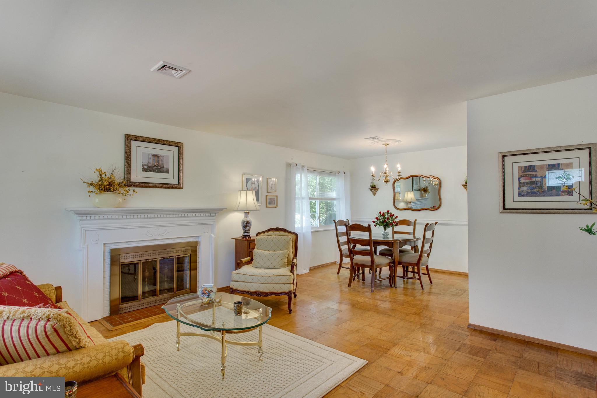 4007 Braddock Road Alexandria, VA 22312 - Photo 8 of 28 Living Room