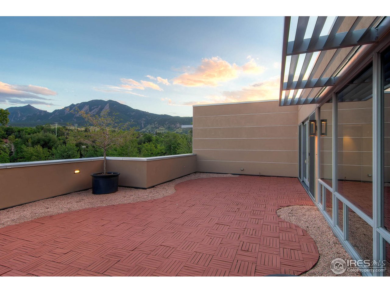 1701 15th Street, Unit 302 Boulder, CO 80302 - Photo 4 of 25 a view of outdoor space and yard