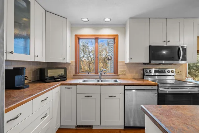 $689,000 | 170 Weathervane Road, South Kingstown, RI 02879