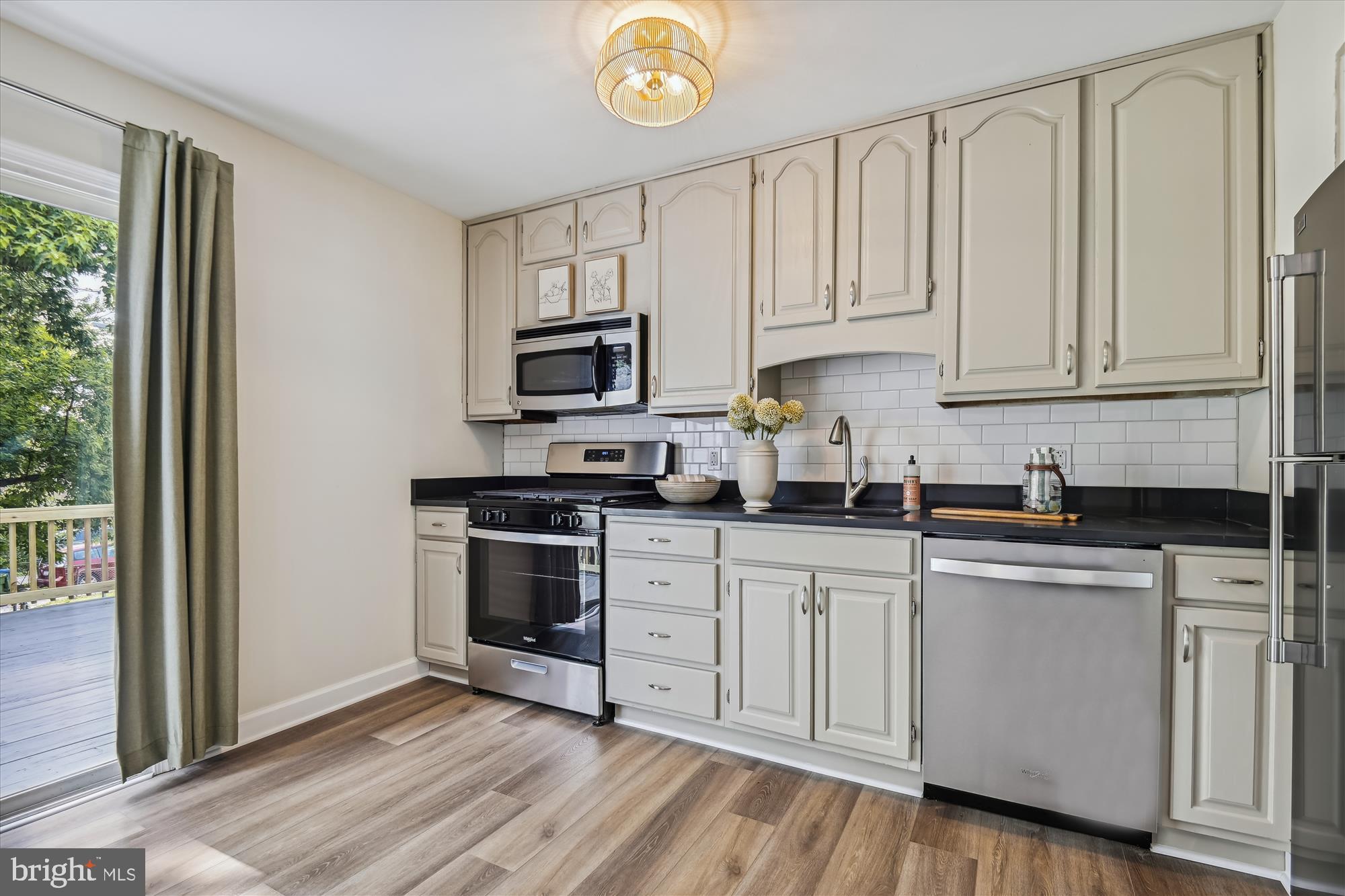 631 Markham Road Baltimore, MD 21229 - Photo 11 of 40 Kitchen