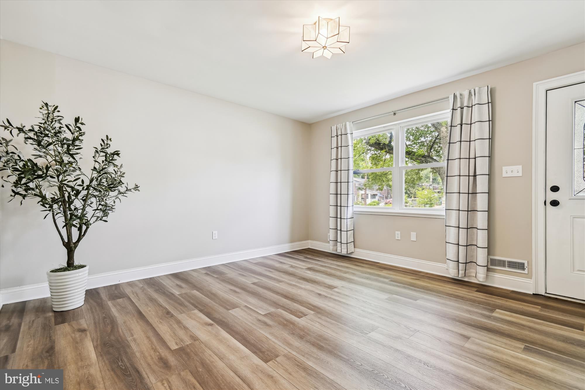631 Markham Road Baltimore, MD 21229 - Photo 5 of 40 Family Room