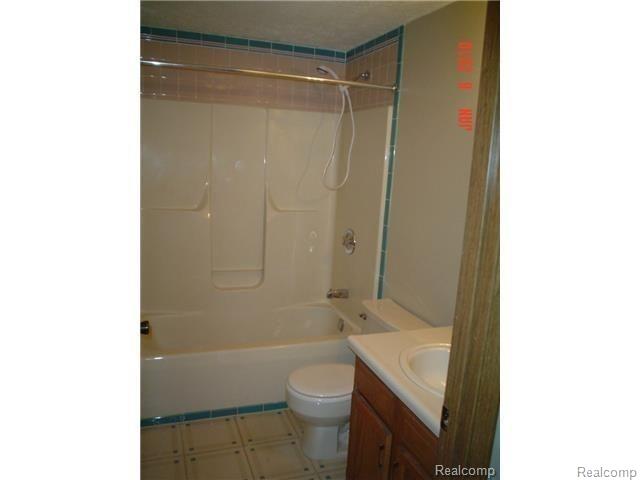 2573 Culbertson Avenue Rochester, MI 48307 - Photo 10 of 23 10.jpg