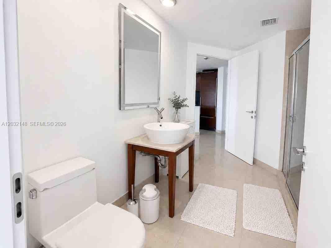 450 Alton Road, Unit 2610 Miami Beach, FL 33139 - Photo 14 of 38 second bathroom