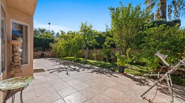 a view of a chairs and table in a backyard