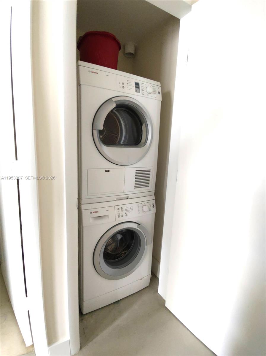 465 Brickell Avenue, Unit 4402 Miami, FL 33131 - Photo 23 of 33 a utility room with dryer and washer