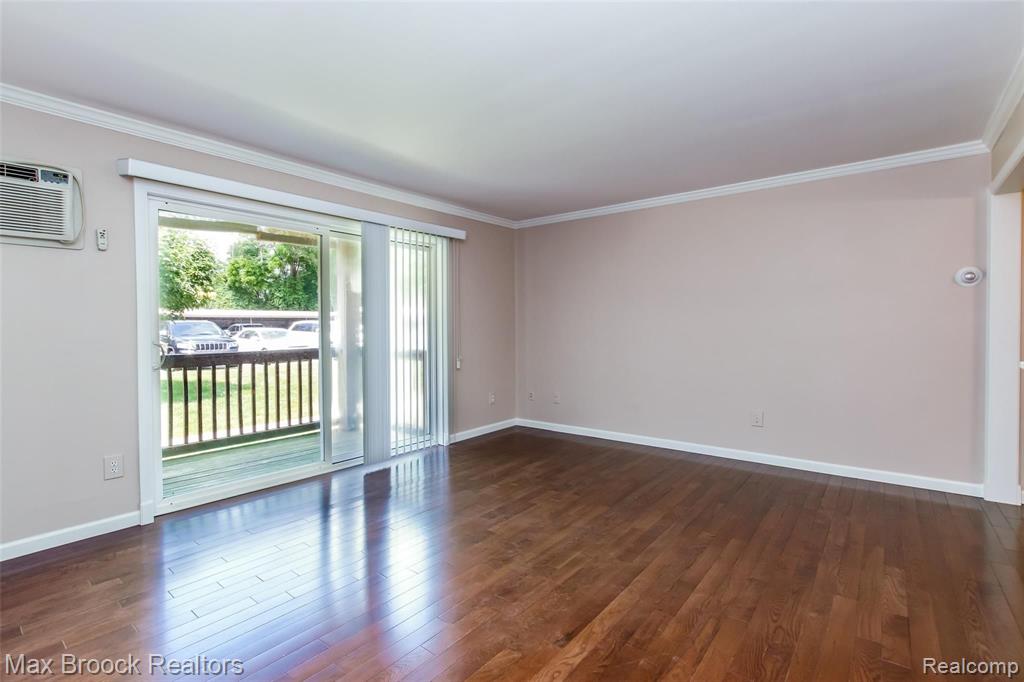417 Parkdale Avenue, Unit 8 Rochester, MI 48307 - Photo 3 of 19