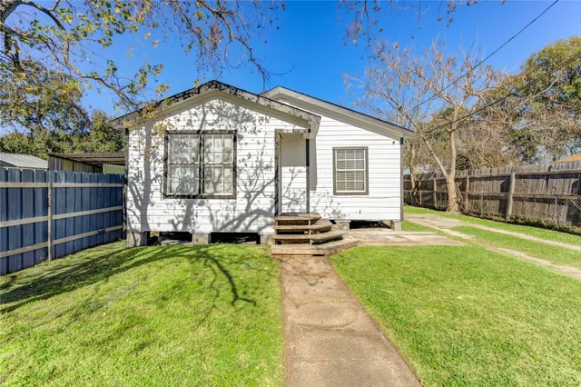 a view of a house with backyard and porch