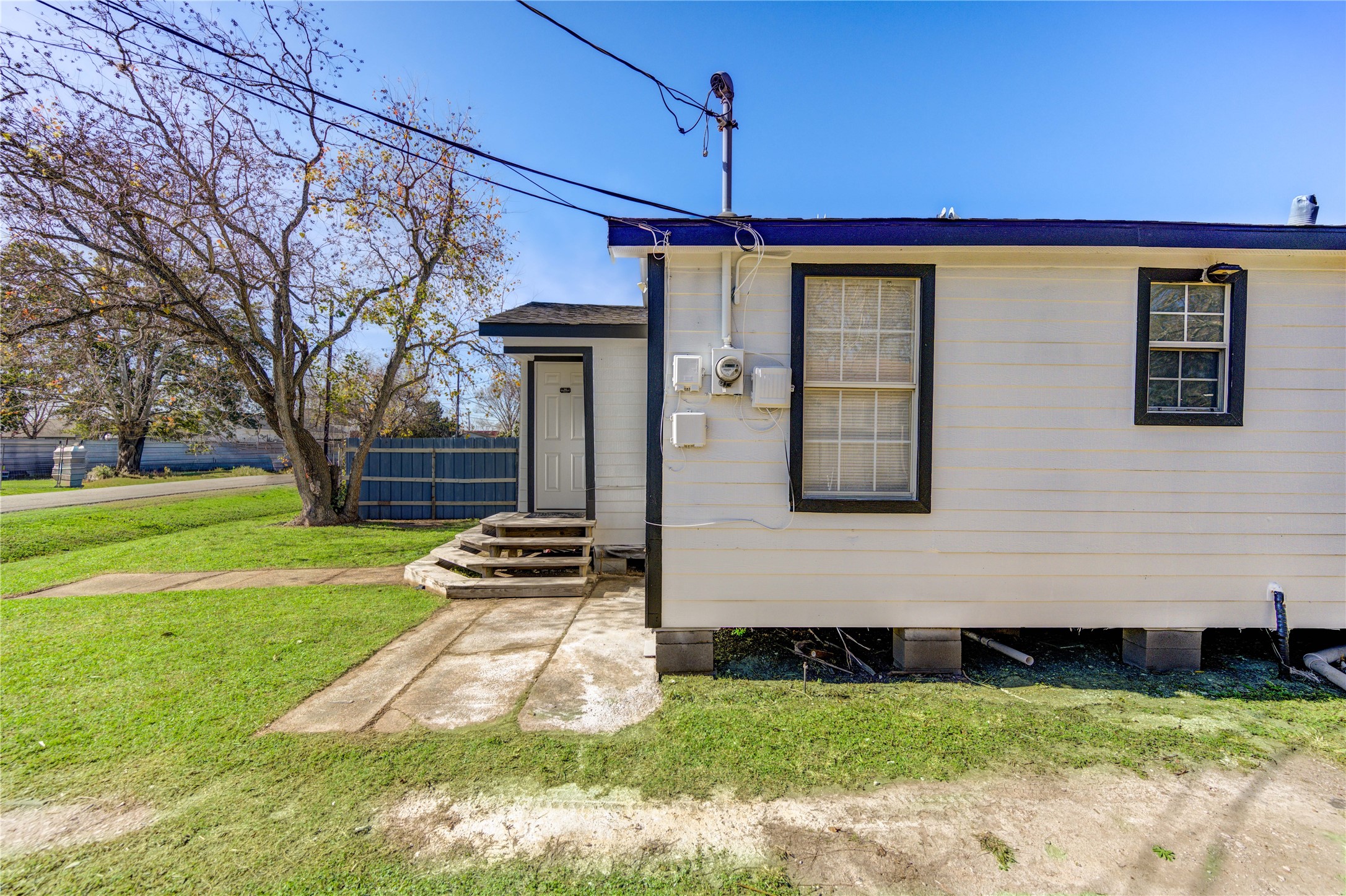 7811 St Louis Street Houston, TX 77028 - Photo 40 of 43 a front view of a house with a yard