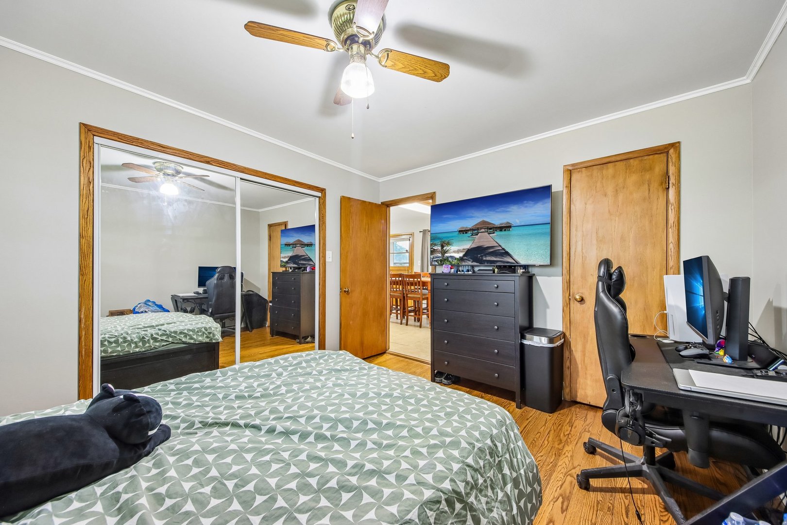 1855 Parkside Drive, Unit 8 Park Ridge, IL 60068 - Photo 15 of 22 a bedroom with a bed and a flat tv screen