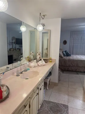 a en suite bathroom with a double vanity sink and a mirror