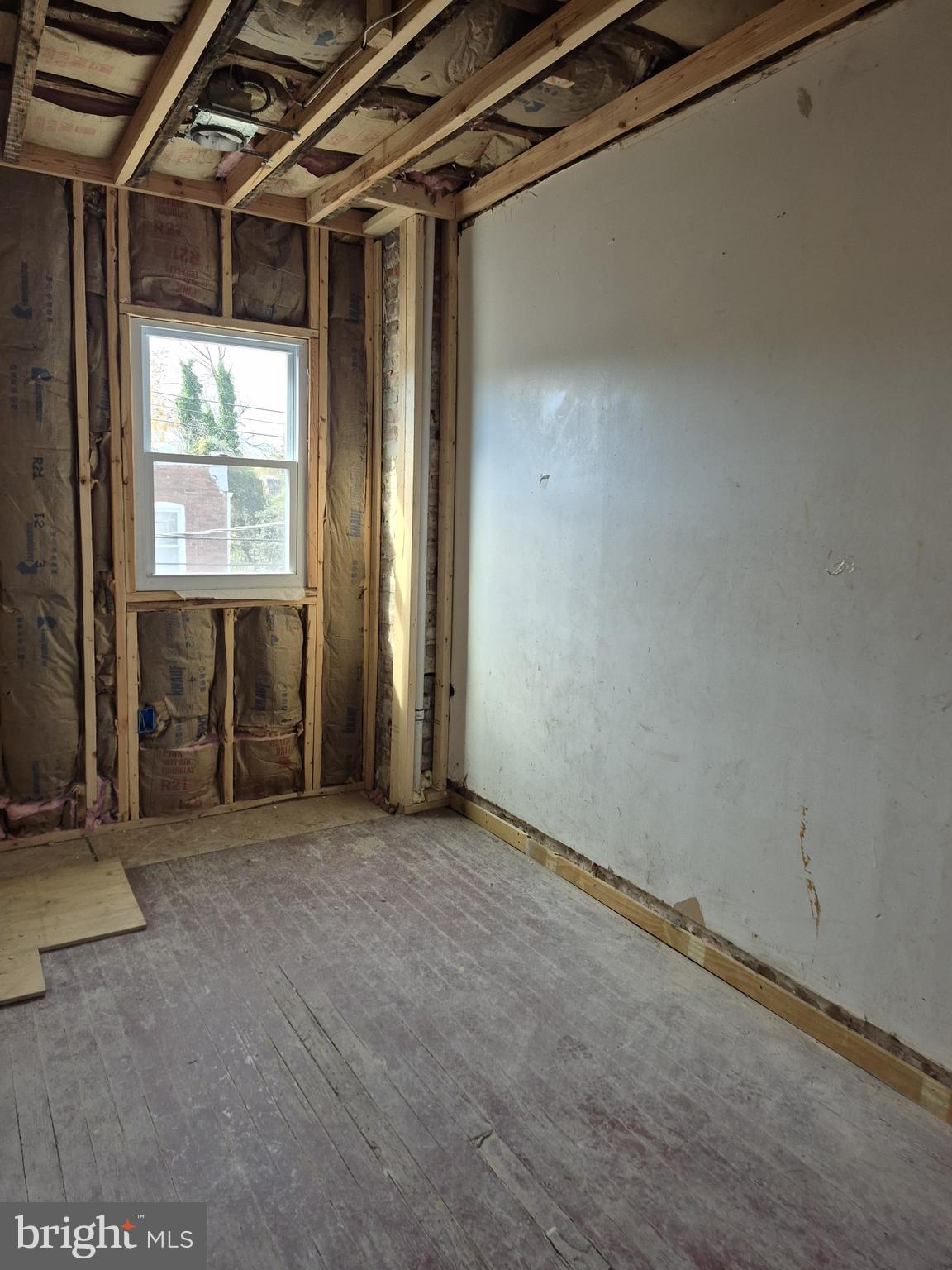 4202 Reisterstown Road Baltimore, MD 21215 - Photo 9 of 9 an empty room with windows