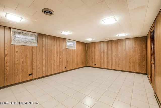 a city street filled with lots of traffic