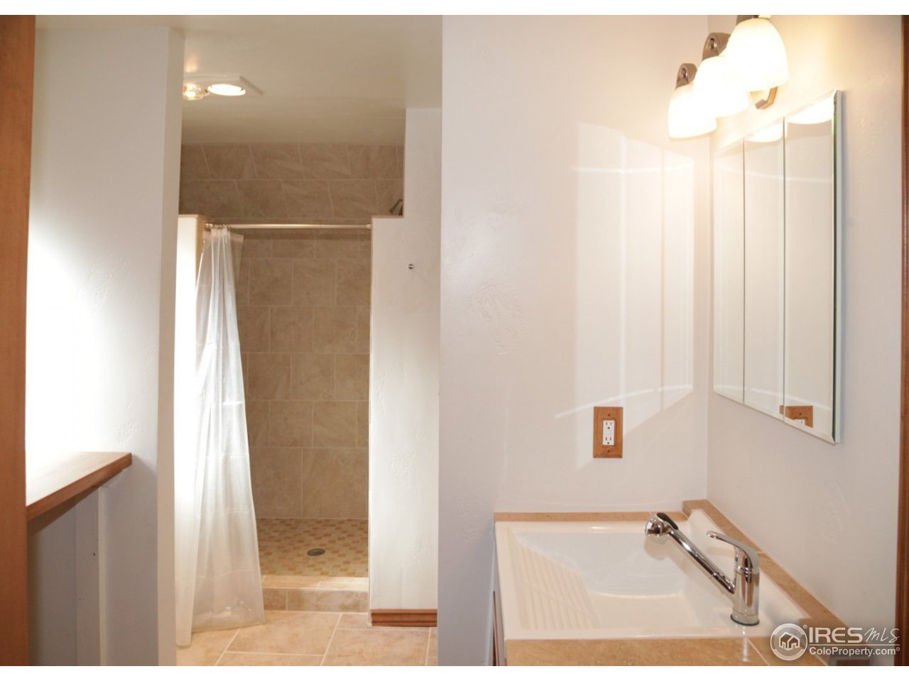 86 Sioux Road Lyons, CO 80540 - Photo 19 of 40 Master Bath
