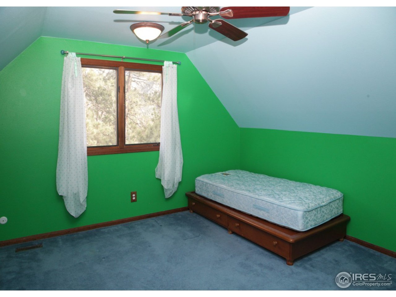 86 Sioux Road Lyons, CO 80540 - Photo 20 of 40 Upper Bedroom