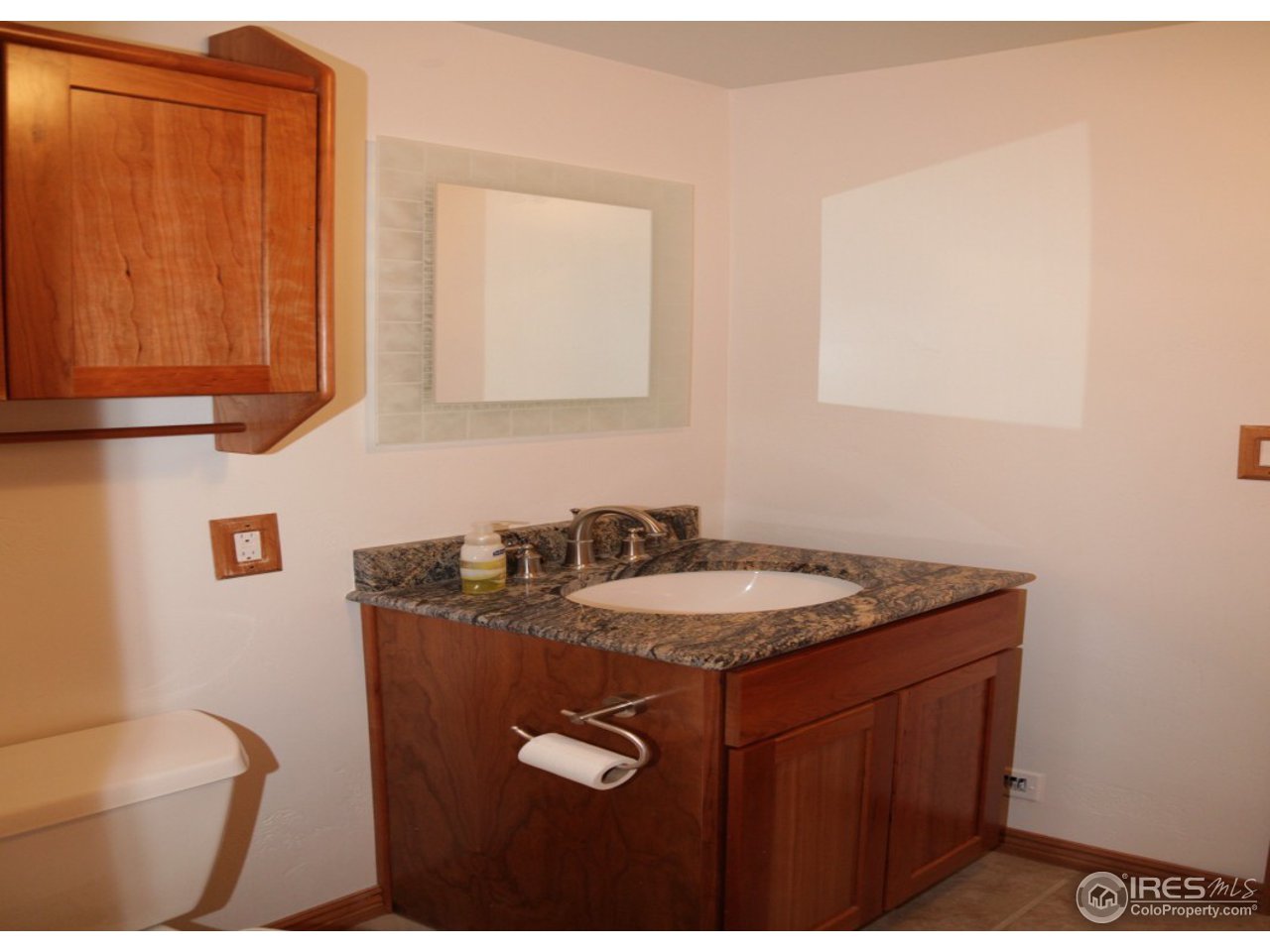 86 Sioux Road Lyons, CO 80540 - Photo 25 of 40 Upper full Bathroom