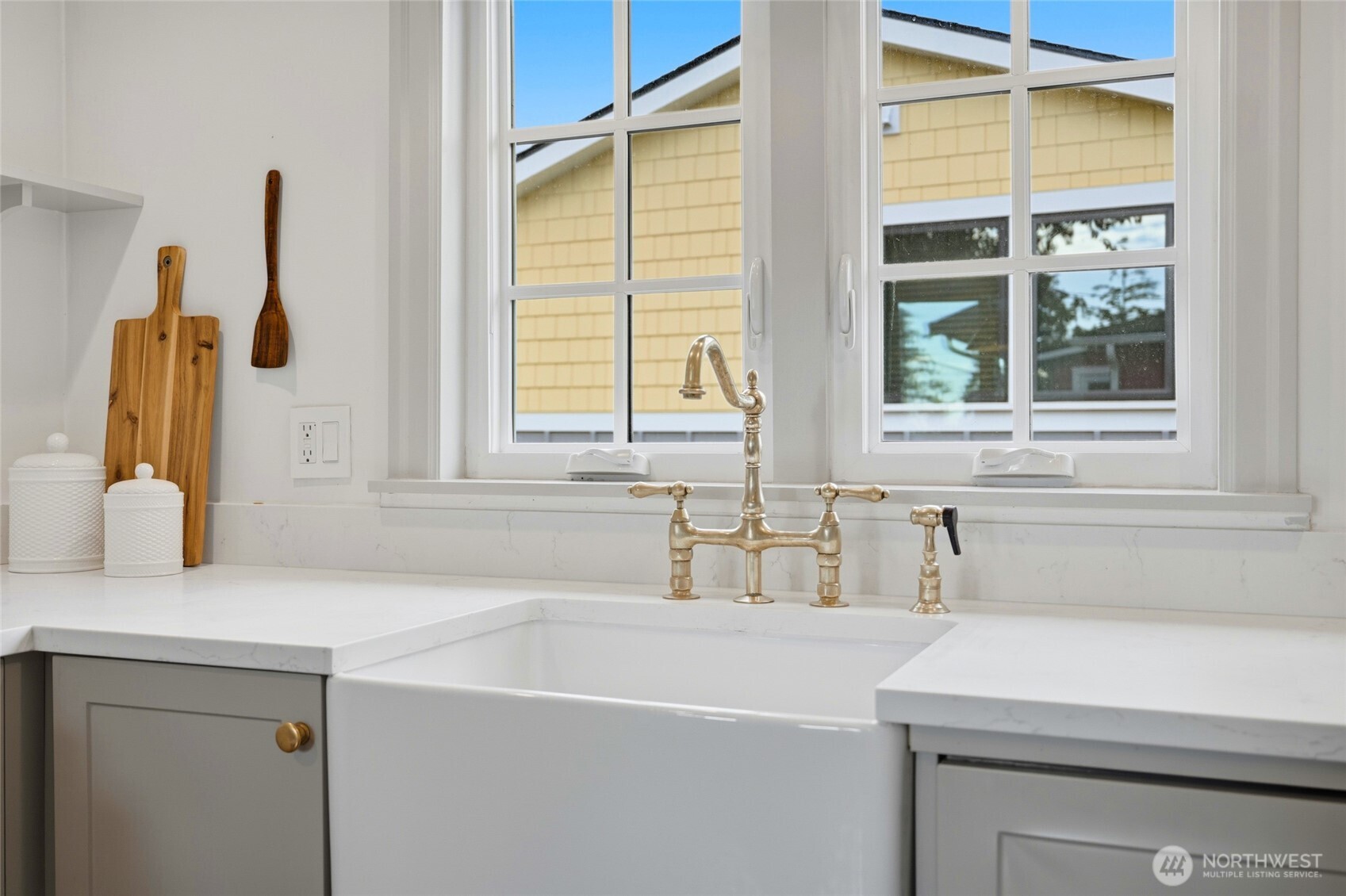 10245 36th Avenue Southwest Seattle, WA 98146 - Photo 19 of 40