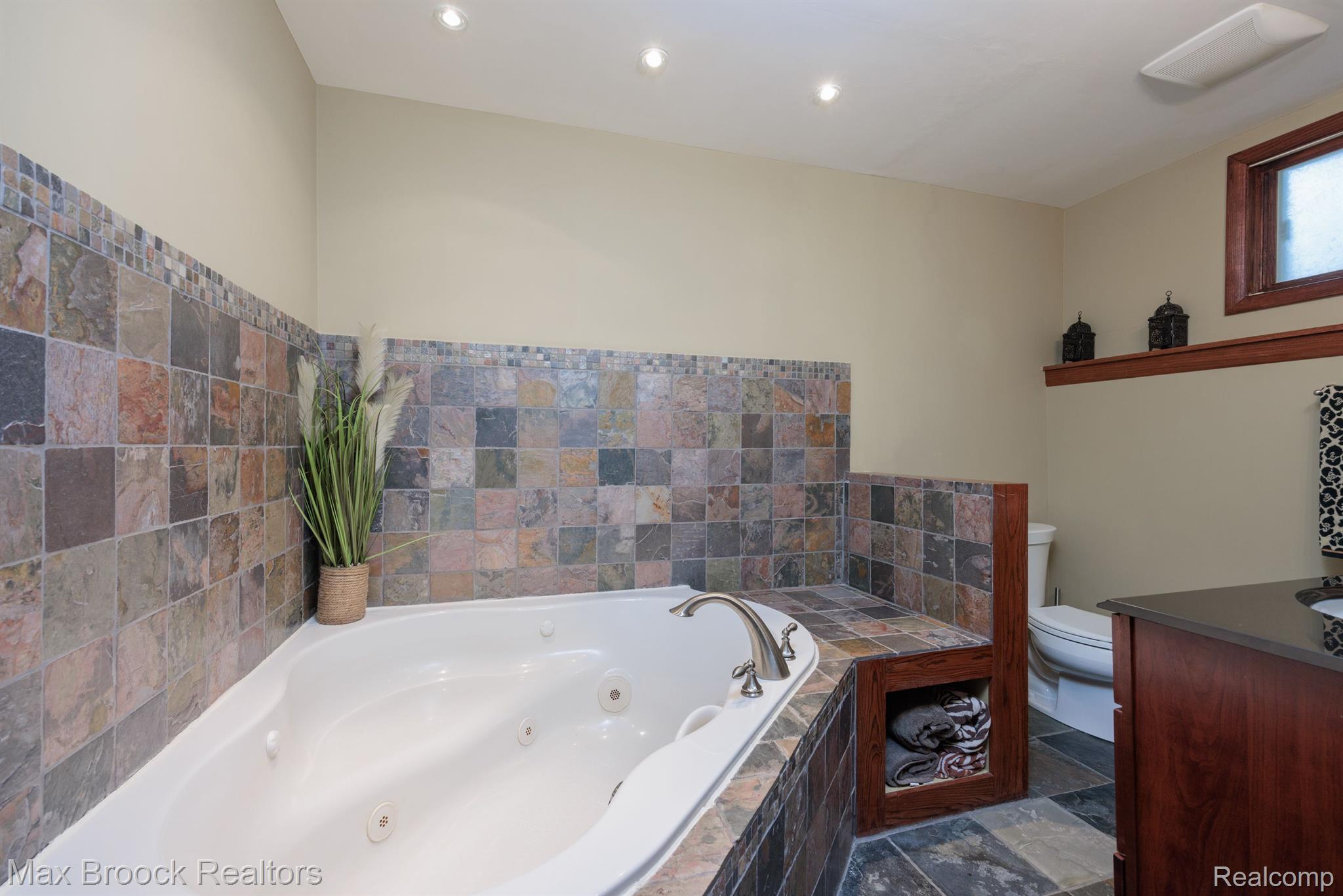 3100 Hartung Avenue Rochester, MI 48309 - Photo 22 of 30 Lower Level Primary Bath