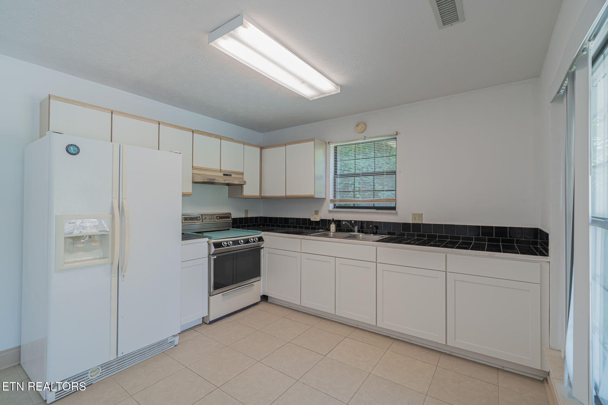 8708 Pedigo Ridge Road Powell, TN 37849 - Photo 43 of 59 pool house kitchen