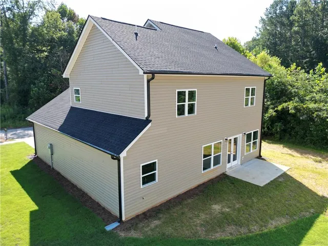 a view of a house with backyard