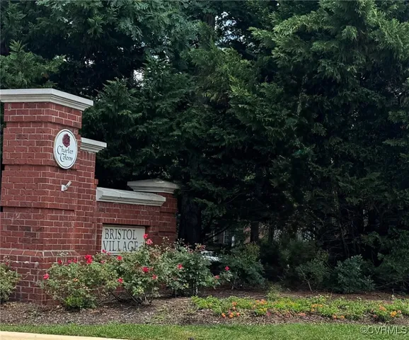 a view of a back yard of the house and green space