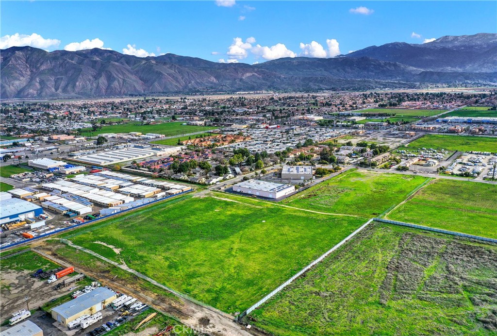 0 M/l In Por Hemet, CA 92543 - Photo 3 of 9 a view of a backyard with a garden